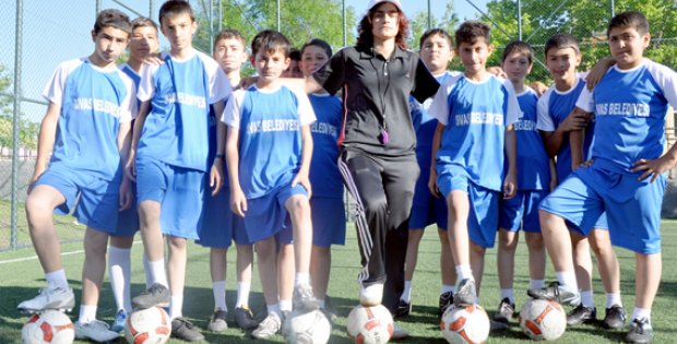 Genç kızdan futbol dersi