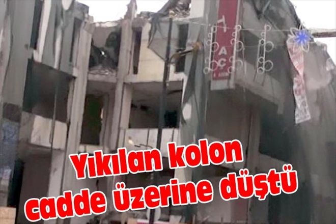 Yıkılan kolon cadde üzerine düştü 