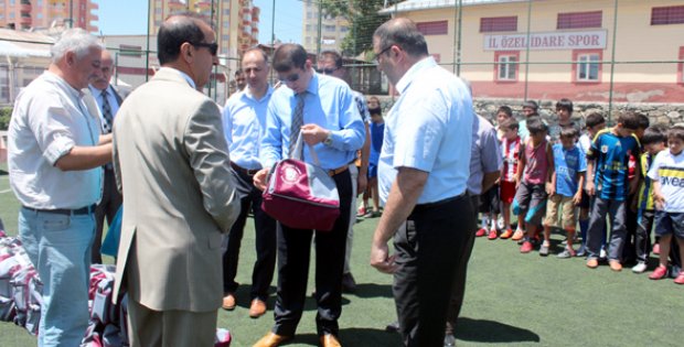 Özel İdare´den futbolculara malzeme desteği