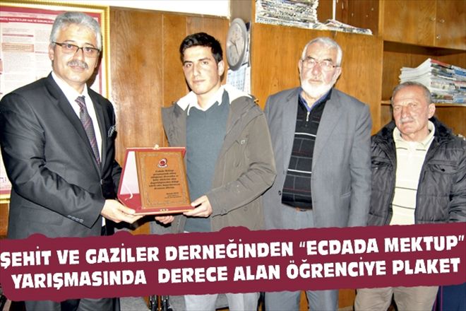 ŞEHİT VE GAZİLER DERNEĞİNDEN ECDADA MEKTUP YARIŞMASINDA  DERECE ALAN ÖĞRENCİYE PLAKET