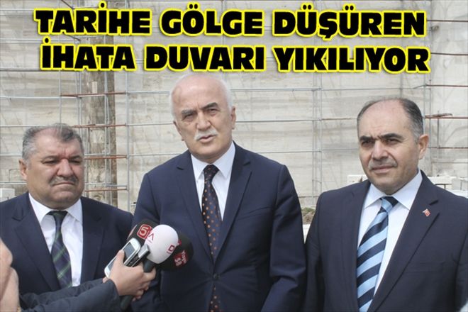 TARİHE GÖLGE DÜŞÜREN İHATA DUVARI YIKILIYOR