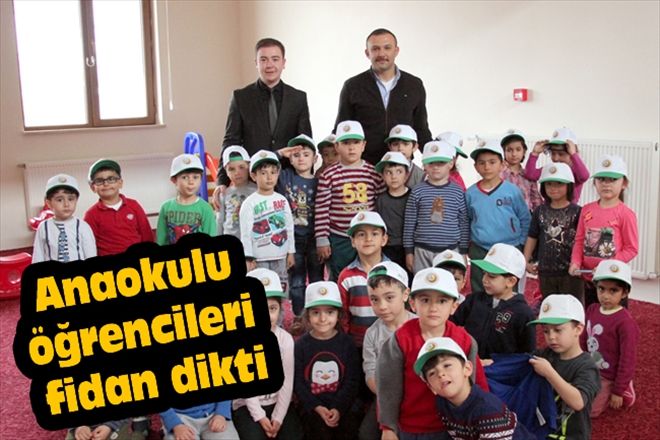 Anaokulu öğrencileri fidan dikti