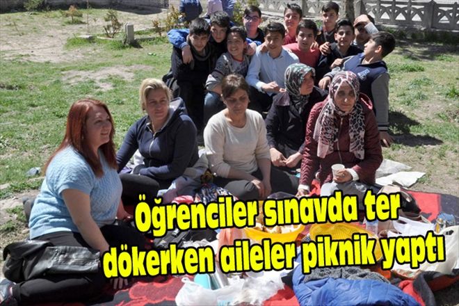 Öğrenciler sınavda ter  dökerken aileler piknik yaptı