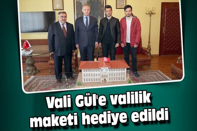 Vali Gül´e valilik maketi hediye edildi