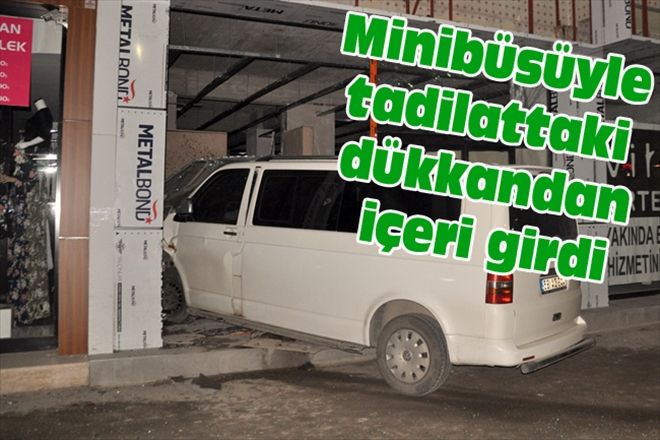 Minibüsüyle tadilattaki dükkandan içeri girdi