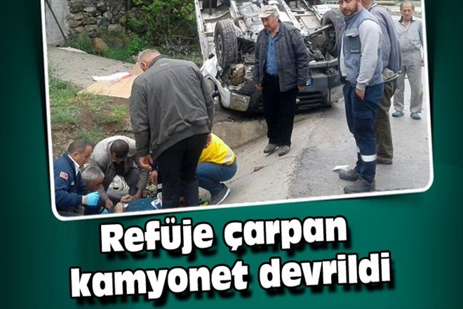 Refüje çarpan kamyonet devrildi