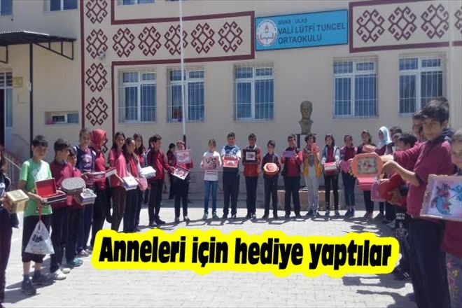 ANNELERİ İÇİN HEDİYE YAPTILAR