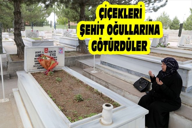 ÇİÇEKLERİ ŞEHİT  OĞULLARINA GÖTÜRDÜLER
