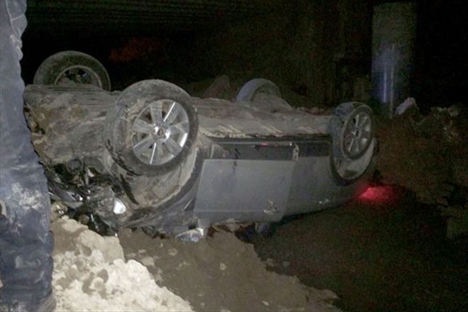 Otomobil 5 metre yükseklikteki menfez çukuruna düştü
