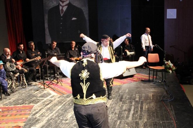 Engelliler hem çaldı hem söyledi