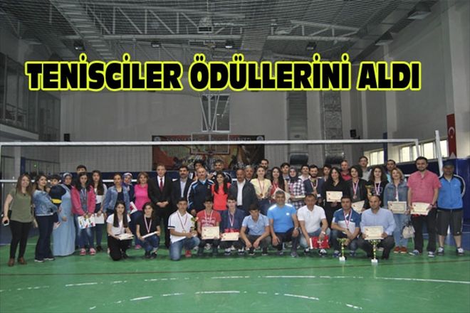 TENİSCİLER ÖDÜLLERİNİ ALDI