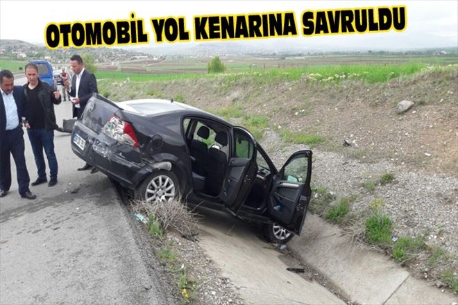 OTOMOBİL YOL KENARINA SAVRULDU: 3 YARALI