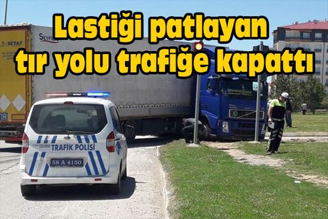 Lastiği patlayan tır yolu trafiğe kapattı