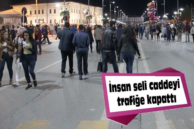 İnsan seli caddeyi trafiğe kapattı