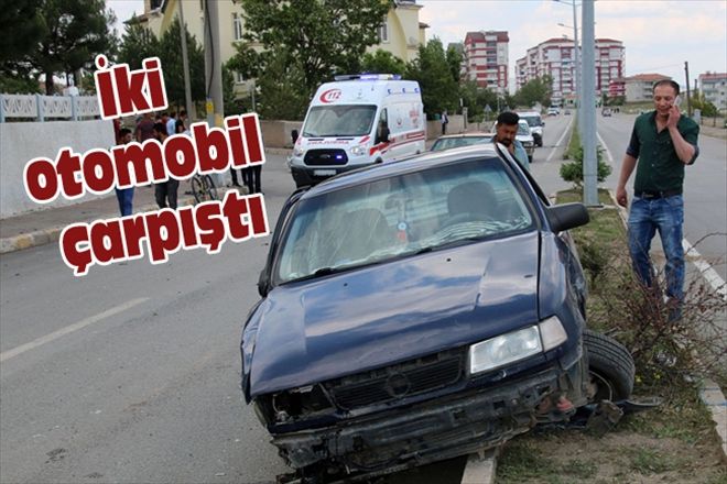 İki otomobil çarpıştı