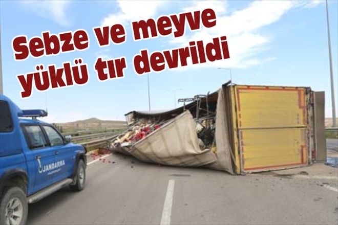 Sebze ve meyve yüklü tır devrildi