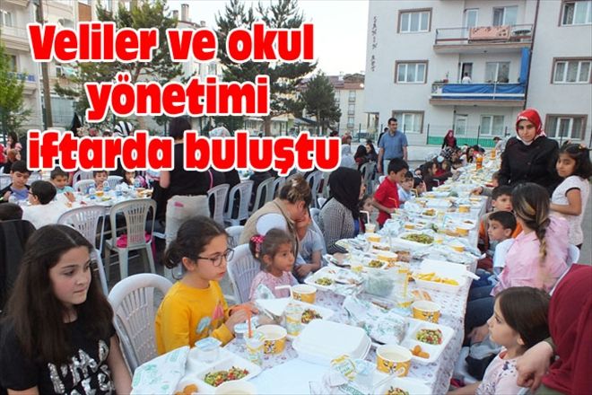 Veliler ve okul  yönetimi iftarda buluştu