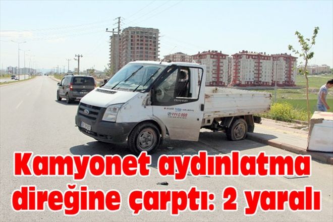 Kamyonet aydınlatma direğine çarptı: 2 yaralı