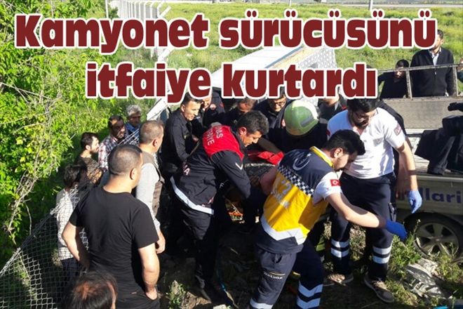 Kamyonet sürücüsünü itfaiye kurtardı