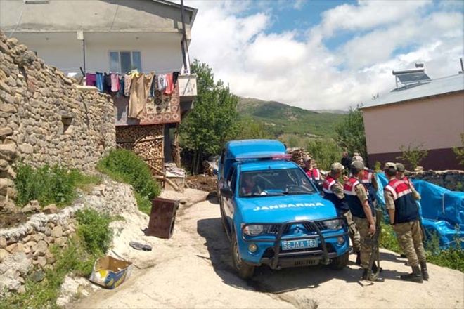 Uykudaki kocasını silahla  yaralayıp intihar etti 