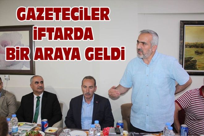 GAZETECiLER iFTARDA BiR ARAYA GELDi