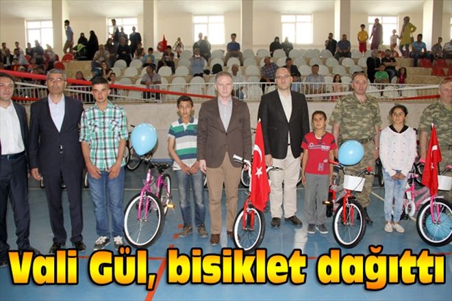 Vali Gül, bisiklet dağıttı