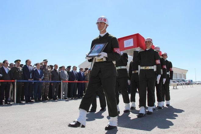 ŞEHİT UZMAN ONBAŞI MEMLEKETİNDE TOPRAĞA VERİLDİ 