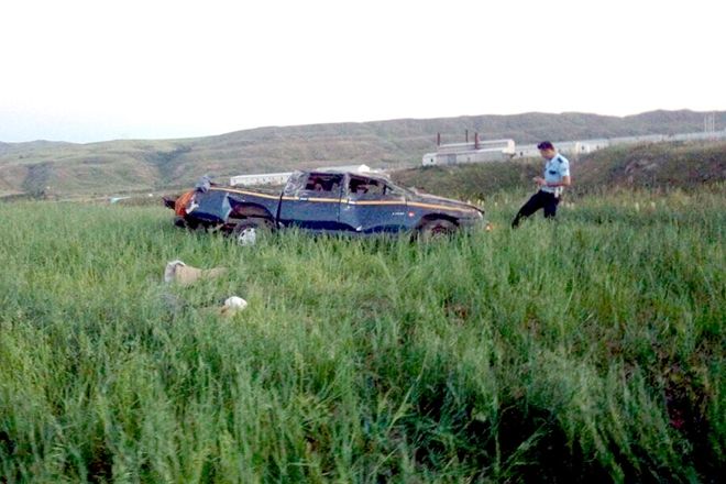 OTOMOBİL TARLAYA UÇTU
