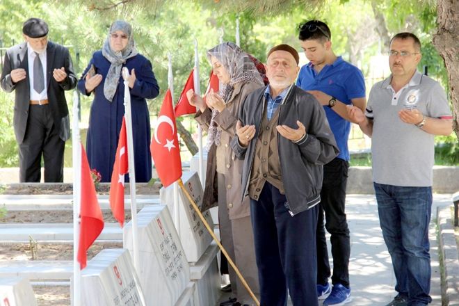ŞEHİTLİKTE HÜZÜNLÜ ARİFE