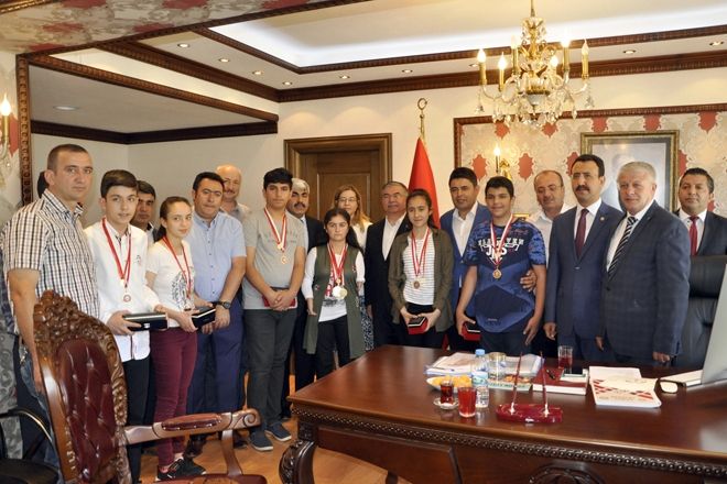 TEOG´DA DERECEYE GİREN 5 ÖĞRENCİYE ALTIN HEDİYE ETTİ