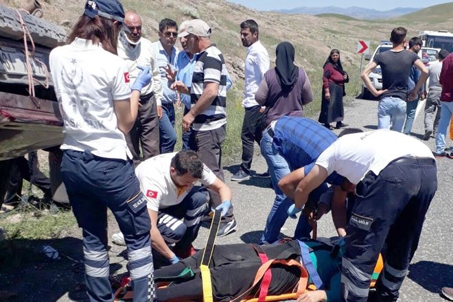 İKİ AYRI KAZADA 3´Ü ÇOCUK, 10 KİŞİ YARALANDI
