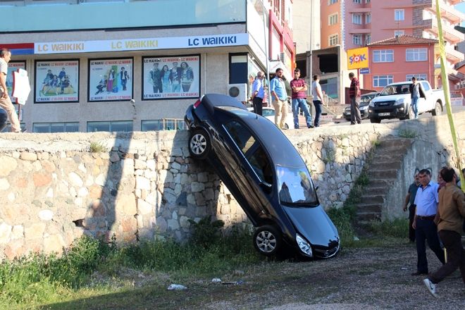 5 METRE YÜKSEKLİKTEKİ DUVARDA ASILI KALDI