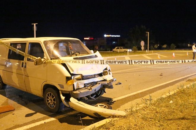 OTOMOBİLLE MİNİBÜS ÇARPIŞTI