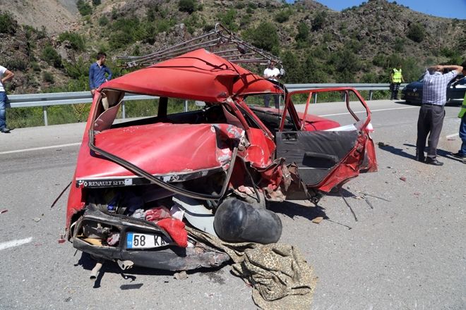 KARI KOCA TRAFİK KAZASINDA ÖLDÜ