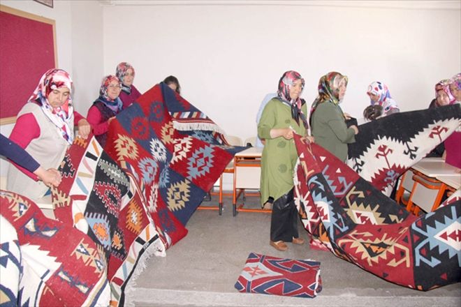 Kilim dokumayı öğrenip para kazandılar