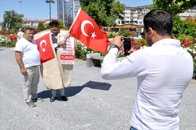 Sivaslı çoban, kepeneği ile Türkiye´yi geziyor