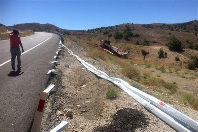 Tuğla yüklü tır devrildi