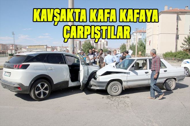 Kavşakta kafa kafaya çarpıştılar