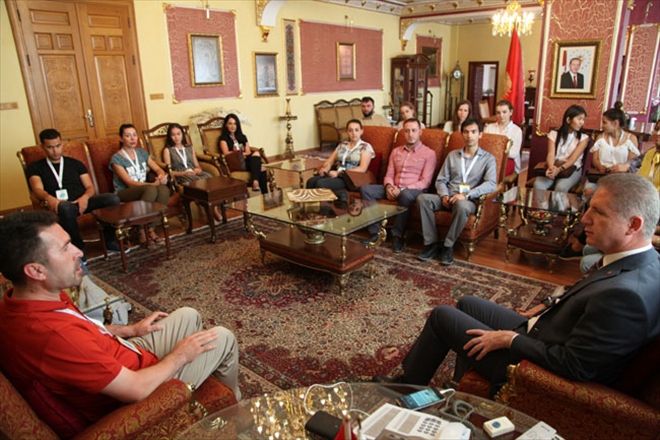 18 yabancı öğrenci ile makamda bir araya gelen Vali Davut Gül:  SİVASLILAR MİSAFİRPERVERDİR