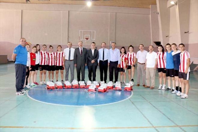 BAKAN YILMAZ´DAN KADIN FUTBOL TAKIMINA JEST