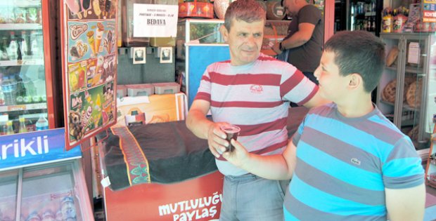 Babasının Hayrına Dağıtıyor