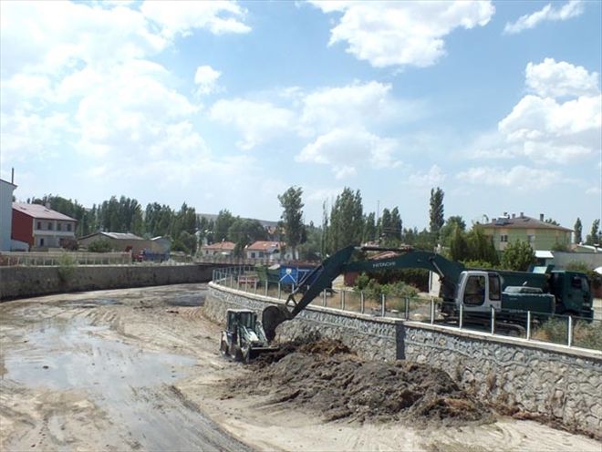 Tecer Irmağı´nın yatağı temizlendi