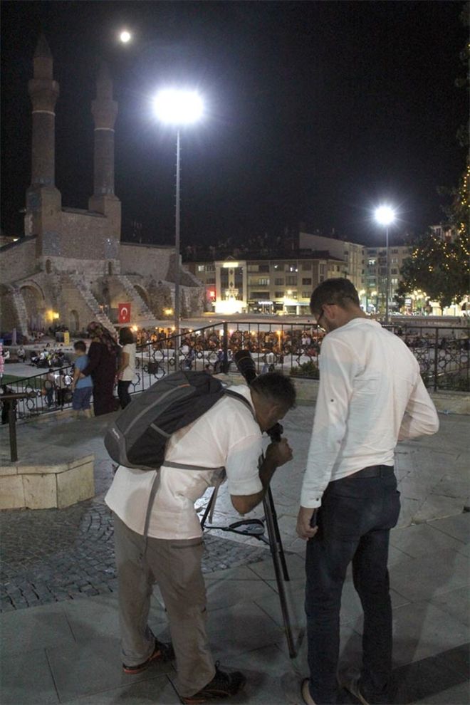 Parçalı ay tutulmasını fırsata çevirdiler 