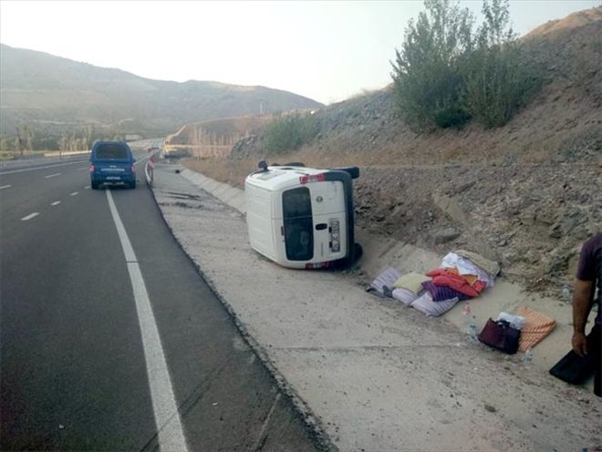 Hafif ticari araç yan yattı: 5 yaralı