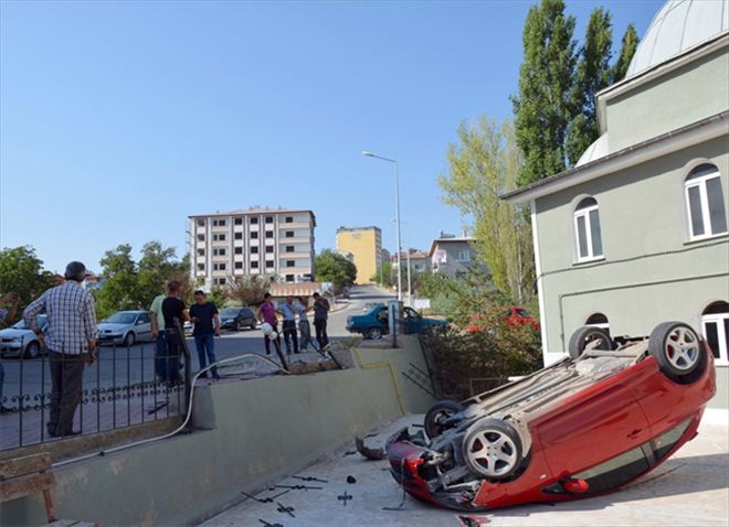 Freni boşalan otomobil cami avlusuna devrildi