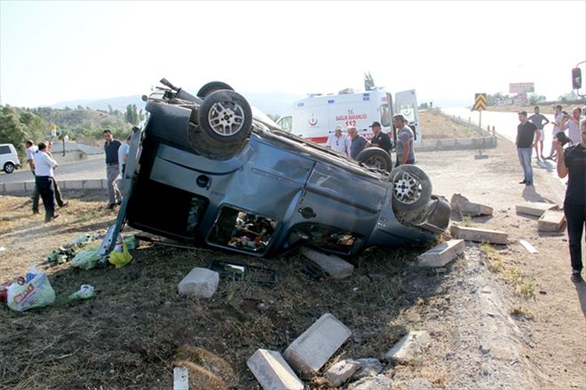 Hafif ticari araç devrildi: 5 yaralı