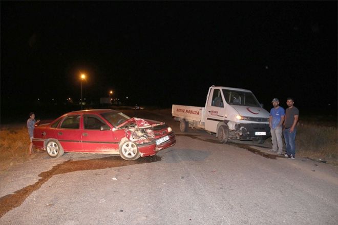 Kamyonet otomobille çarpıştı: 2 yaralı