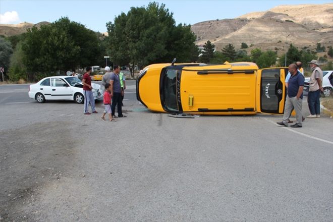 Dügüne giden aile kaza yaptı: 3 yaralı
