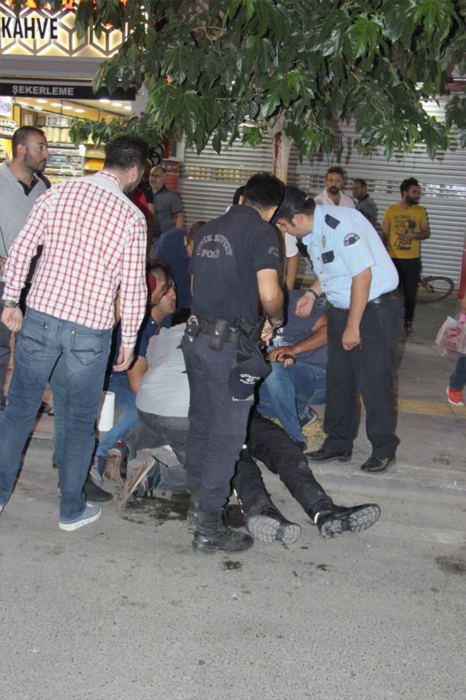 Kavgayı ayırmak isteyen polise kemerle saldırdı