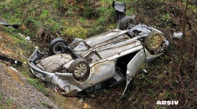 Otomobil şarampole devrildi: 4 kişi yaralandı